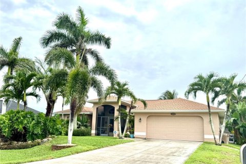 House in Cape Coral, Florida 4 bedrooms, 184.6 sq.m. № 1772187 - photo 22