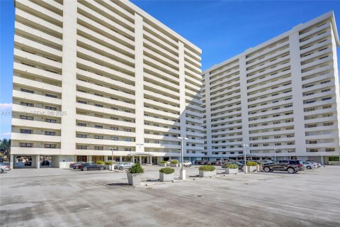 Condo in Fort Lauderdale, Florida, 2 bedrooms № 1985841 - photo 27