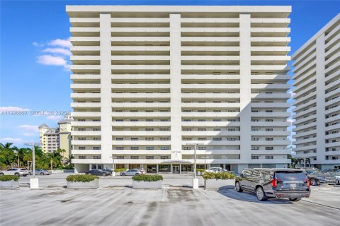 Condo in Fort Lauderdale, Florida, 2 bedrooms № 1985841 - photo 25