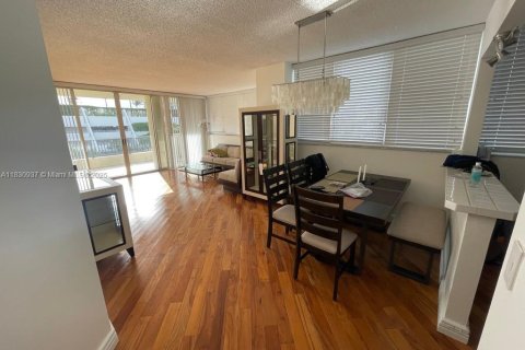 Condominio en alquiler en Miami Beach, Florida, 2 dormitorios, 123.56 m2 № 1809787 - foto 4