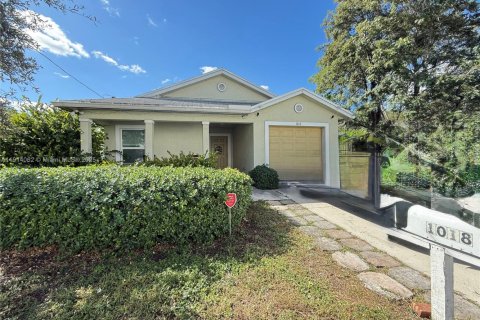 House in Hallandale Beach, Florida 3 bedrooms, 121.24 sq.m. № 1970721