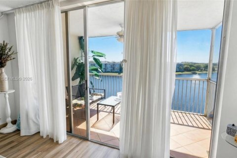 Condo in Pompano Beach, Florida, 2 bedrooms  № 2086031 - photo 9