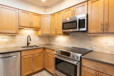 Condo in Pompano Beach, Florida, 2 bedrooms  № 2086031 - photo 3