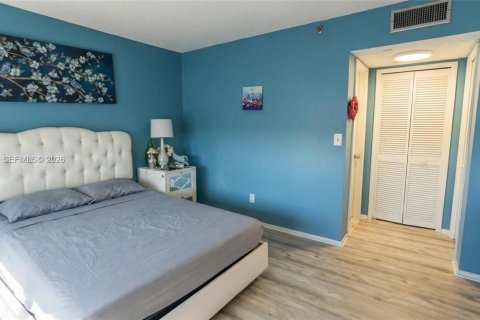 Condo in Pompano Beach, Florida, 2 bedrooms  № 2086031 - photo 17