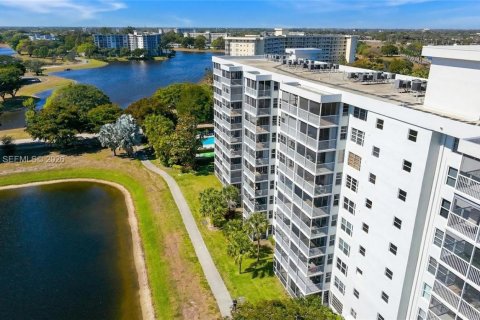 Condo in Pompano Beach, Florida, 2 bedrooms  № 2086031 - photo 25