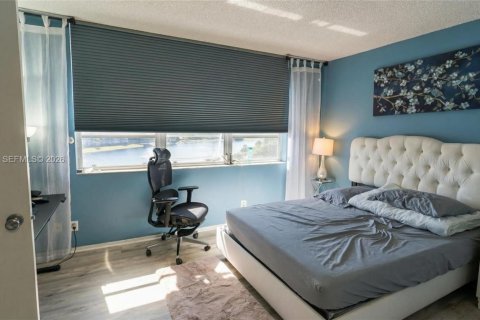 Condo in Pompano Beach, Florida, 2 bedrooms  № 2086031 - photo 16