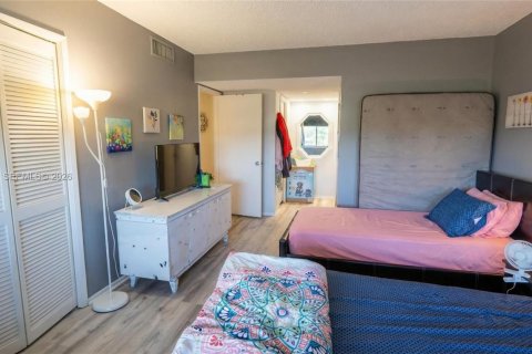 Condo in Pompano Beach, Florida, 2 bedrooms  № 2086031 - photo 12