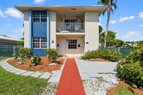 Villa ou maison à louer à Miami, Floride: 3 chambres, 139.35 m2 № 1945812 - photo 1