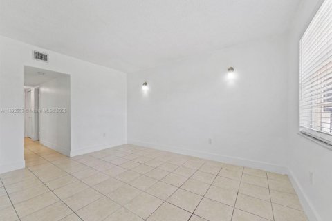 Villa ou maison à louer à Miami, Floride: 3 chambres, 139.35 m2 № 1945812 - photo 16