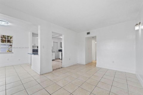 Villa ou maison à louer à Miami, Floride: 3 chambres, 139.35 m2 № 1945812 - photo 3