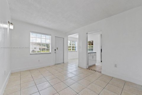 Villa ou maison à louer à Miami, Floride: 3 chambres, 139.35 m2 № 1945812 - photo 4