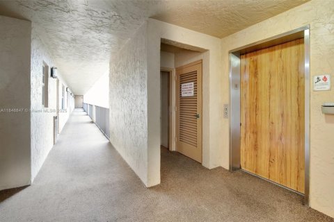 Condo in Davie, Florida, 2 bedrooms  № 1882286 - photo 28