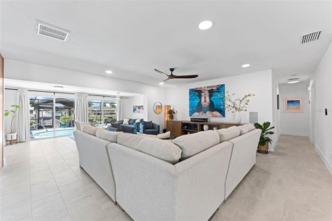 House in Apollo Beach, Florida 3 bedrooms, 194.54 sq.m. № 1838063 - photo 13
