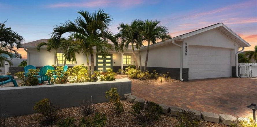 House in Apollo Beach, Florida 3 bedrooms, 194.54 sq.m. № 1838063