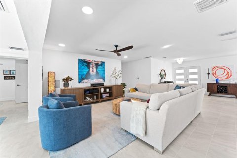 House in Apollo Beach, Florida 3 bedrooms, 194.54 sq.m. № 1838063 - photo 14