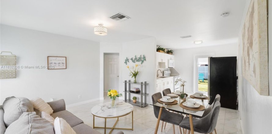 Villa ou maison à Hollywood, Floride 3 chambres, 81.38 m2 № 1811802
