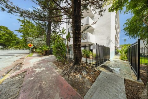 Condo in Miami Beach, Florida, 1 bedroom  № 2378648 - photo 27