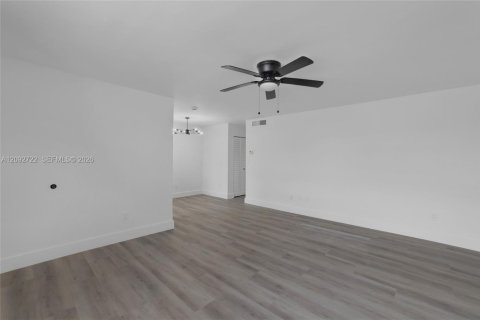 Condo in Miami Beach, Florida, 1 bedroom  № 2378648 - photo 8