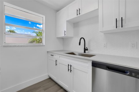 Condo in Miami Beach, Florida, 1 bedroom  № 2378648 - photo 13