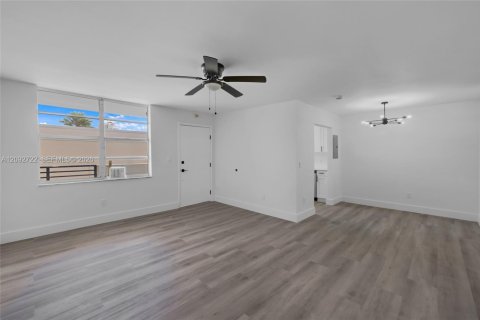 Condo in Miami Beach, Florida, 1 bedroom  № 2378648 - photo 7