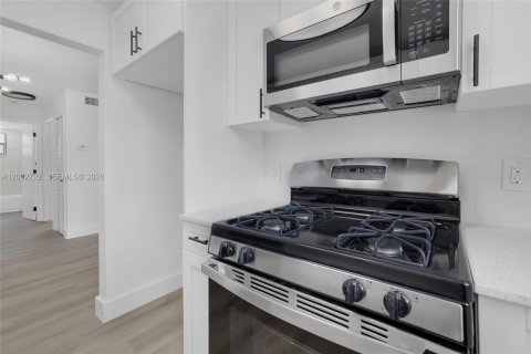 Condo in Miami Beach, Florida, 1 bedroom  № 2378648 - photo 16