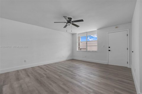 Condo in Miami Beach, Florida, 1 bedroom  № 2378648 - photo 5