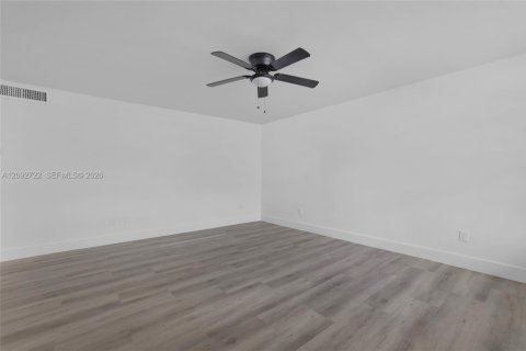 Condo in Miami Beach, Florida, 1 bedroom  № 2378648 - photo 3