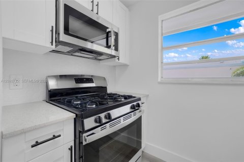 Condo in Miami Beach, Florida, 1 bedroom  № 2378648 - photo 14