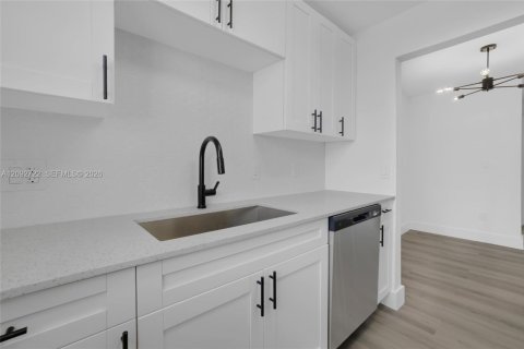 Condo in Miami Beach, Florida, 1 bedroom  № 2378648 - photo 15