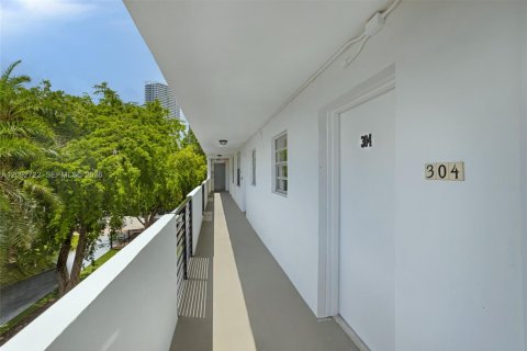 Condo in Miami Beach, Florida, 1 bedroom  № 2378648 - photo 2