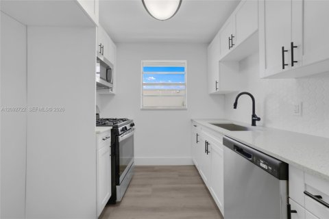 Condo in Miami Beach, Florida, 1 bedroom  № 2378648 - photo 12