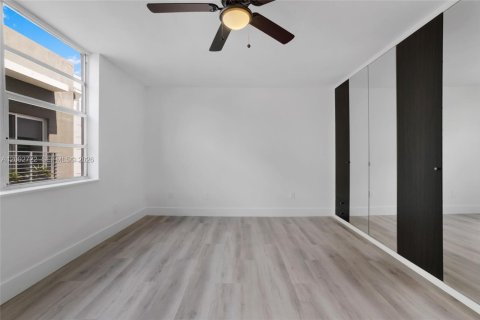Condo in Miami Beach, Florida, 1 bedroom  № 2378648 - photo 21