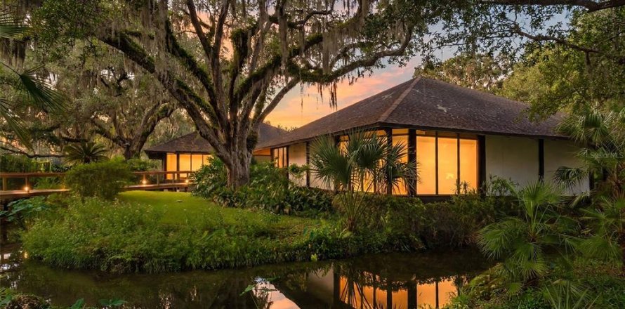 Immobilier commercial à Crystal River, Floride 1056.21 m2 № 2389347