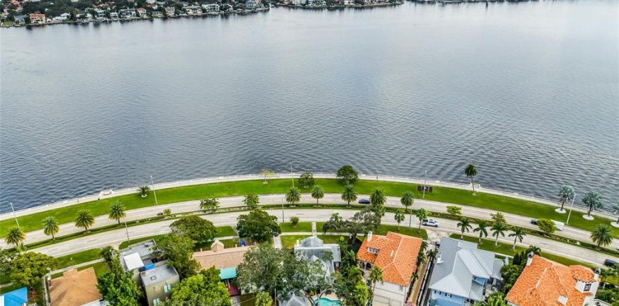 House in Tampa, Florida 4 bedrooms, 246.38 sq.m. № 1689930