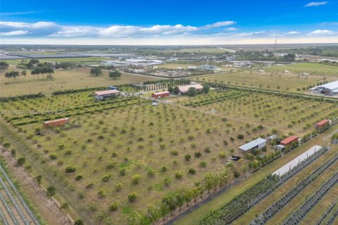 Купить коммерческую недвижимость в Майами, Флорида № 2058386 - фото 2