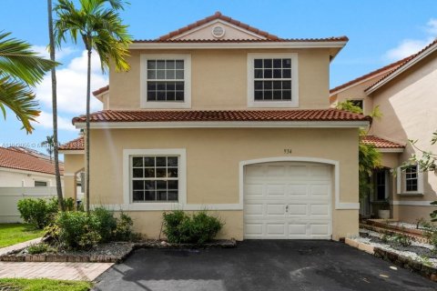 Townhouse in Pembroke Pines, Florida 3 bedrooms, 140.93 sq.m. № 1834371 - photo 1