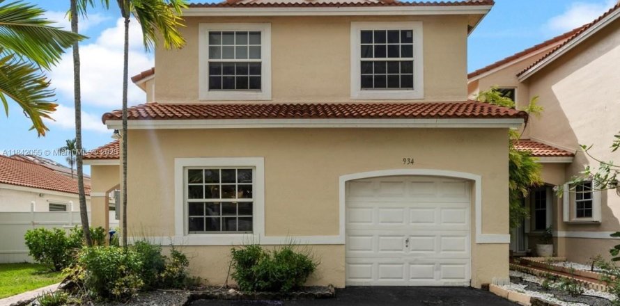 Townhouse in Pembroke Pines, Florida 3 bedrooms, 140.93 sq.m. № 1834371