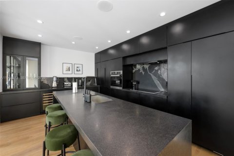 House in Miami, Florida 5 bedrooms, 271.18 sq.m. № 2046743 - photo 4