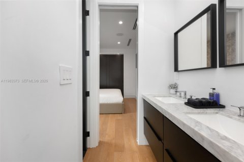 House in Miami, Florida 5 bedrooms, 271.18 sq.m. № 2046743 - photo 20
