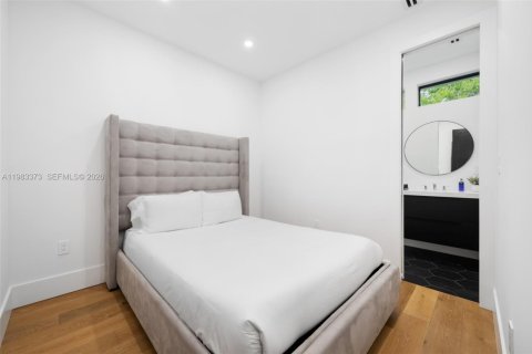 House in Miami, Florida 5 bedrooms, 271.18 sq.m. № 2046743 - photo 17