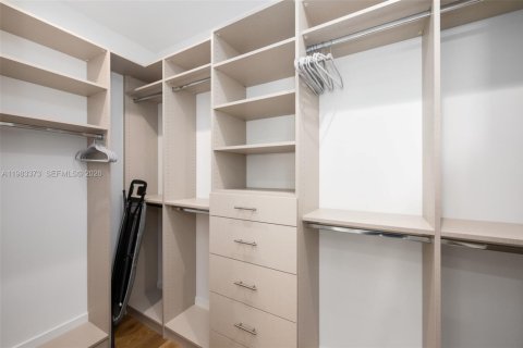 House in Miami, Florida 5 bedrooms, 271.18 sq.m. № 2046743 - photo 19