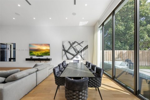 House in Miami, Florida 5 bedrooms, 271.18 sq.m. № 2046743 - photo 6