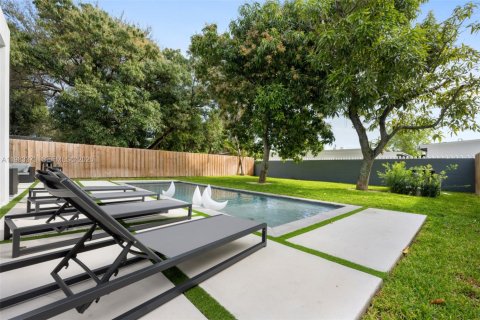 House in Miami, Florida 5 bedrooms, 271.18 sq.m. № 2046743 - photo 9