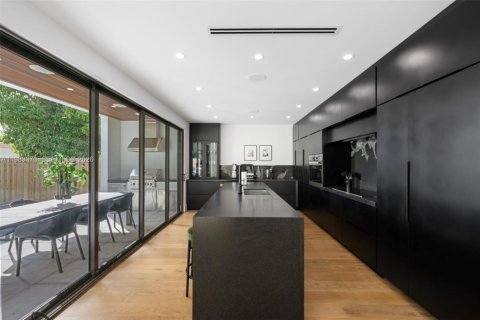 House in Miami, Florida 5 bedrooms, 271.18 sq.m. № 2046743 - photo 7