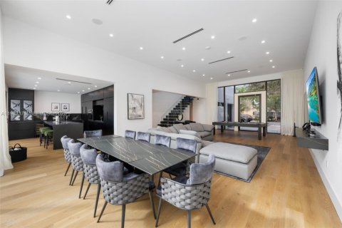 House in Miami, Florida 5 bedrooms, 271.18 sq.m. № 2046743 - photo 3