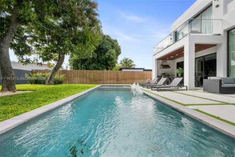 House in Miami, Florida 5 bedrooms, 271.18 sq.m. № 2046743 - photo 10