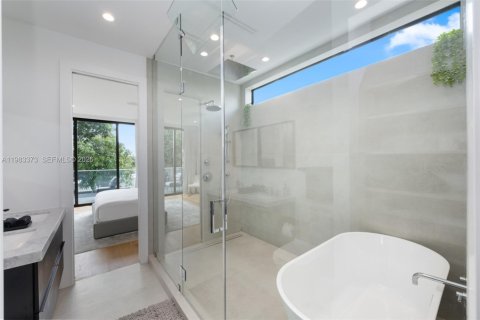 House in Miami, Florida 5 bedrooms, 271.18 sq.m. № 2046743 - photo 15
