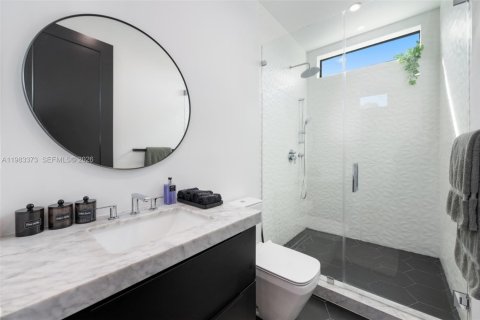 House in Miami, Florida 5 bedrooms, 271.18 sq.m. № 2046743 - photo 21