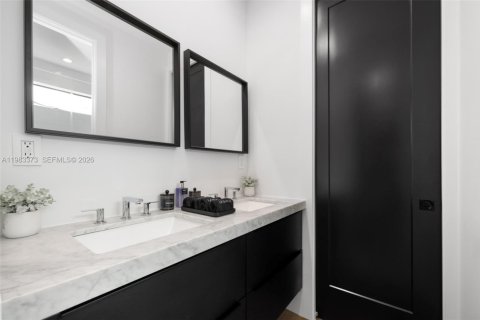 House in Miami, Florida 5 bedrooms, 271.18 sq.m. № 2046743 - photo 22