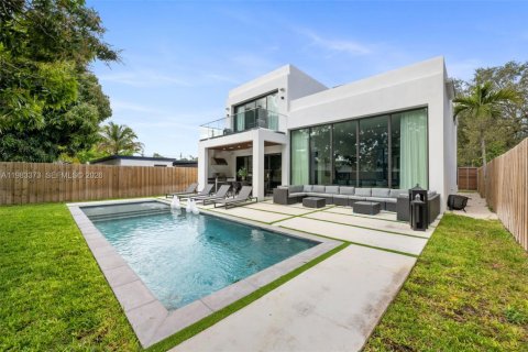 House in Miami, Florida 5 bedrooms, 271.18 sq.m. № 2046743 - photo 2